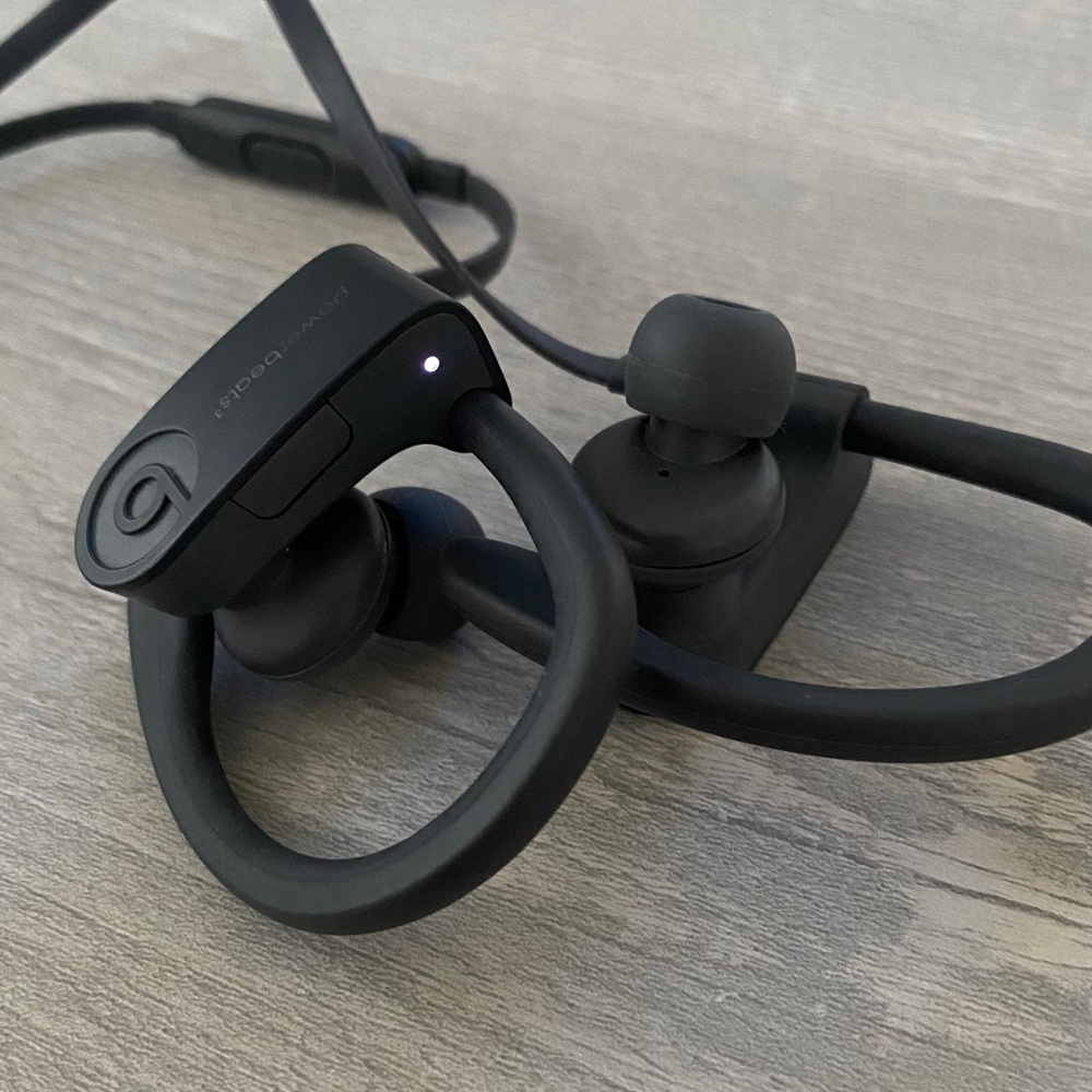Gray Wireless Power Beats3 - Picture 4 of 4
